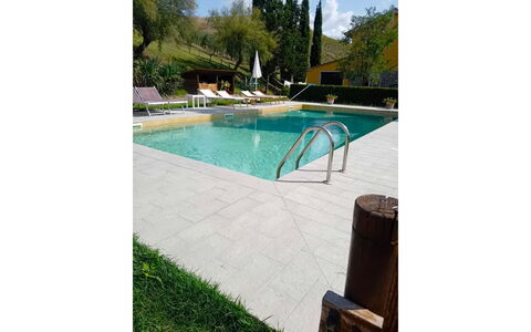 Villa Alabastro: Schwimmbad, Flooring, Flagstone, Verbundwerkstoff, Schatten, Garten, Fliese, Water Feature, Beton, Gartenmöbel