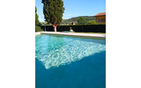 Villa Alabastro: Schwimmbad, Flooring, Flagstone, Verbundwerkstoff, Schatten, Garten, Fliese, Water Feature, Beton, Gartenmöbel