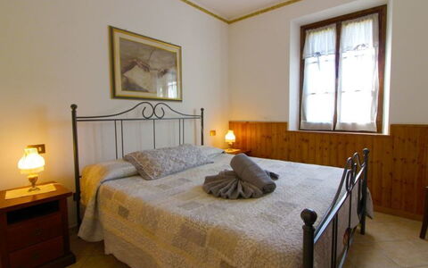 Villa Alabastro: Schlafzimmer, Bett, Möbel, Zimmer, Eigentum, Bettrahmen, Bettdecke, Matratze, Fussboden, Wand