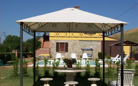 Villa Alabastro: Pflanze, Himmel, Eigentum, Gebäude, Schatten, Botanik, Blume, Gartenmöbel, Beleuchtung, Stuhl