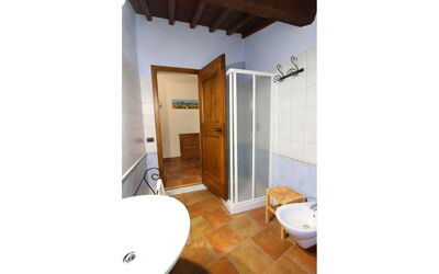 Nibbio: Armatur, Zapfhahn, Eigentum, Sinken, Badezimmer, Toilette, Gebäude, Bad Sink, Tür