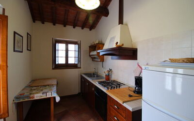Poiana: Cabinetry, Möbel, Eigentum, Countertop, Fenster, Gebäude, Holz, Küche, Schublade, Beleuchtung