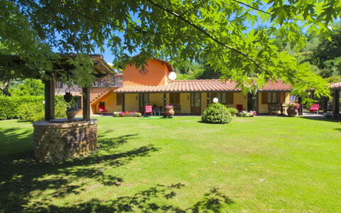 Le Balze: Haus, Grundstueck, Garten, Rasen, Dach, Schatten, Hütte, Frühling, Hazienda, Hinterhof