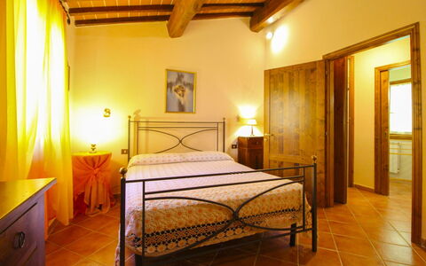 Le Balze: Möbel, Interior Design, Flooring, Decke, Fussboden, Bett, Zimmer, Schlafzimmer, Bettrahmen, Linens