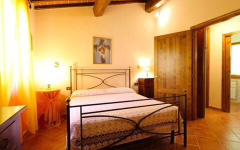 Le Balze: Schlafzimmer, Bett, Zimmer, Möbel, Eigentum, Bettrahmen, Bettdecke, Gebäude, Interior Design, Decke