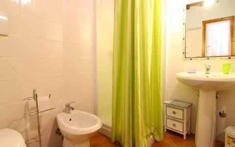 Le Balze: Badezimmer, Eigentum, Zimmer, Interior Design, Vorhang, Wand, Toilette, Grundeigentum, Bad Zubehör, Armatur
