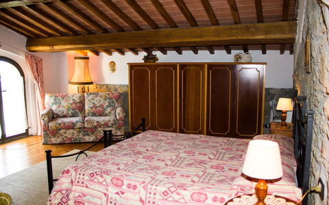 La Greppia: Zimmer, Schlafzimmer, Bett, Eigentum, Möbel, Gebäude, Interior Design, Haus, Bettdecke, Die Architektur