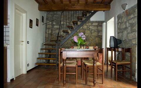 La Greppia: Zimmer, Möbel, Gebäude, Eigentum, Fussboden, Interior Design, Haus, Holzboden, Hartholz, Tabelle