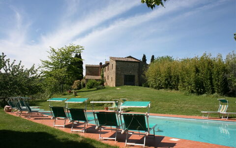 Agriturismo Bevignano: Wolke, Himmel, Pflanze, Wasser, Gebäude, Azurblau, Natürliche Landschaft, Baum, Grundstueck, Gras