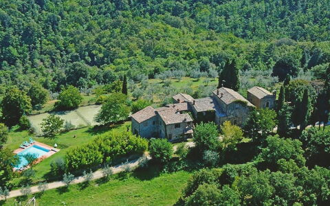 Agriturismo Bevignano: Pflanze, Gebäude, Grün, Baum, Hochland, Natürliche Landschaft, Haus, Grundstueck, Hütte, Urban Design