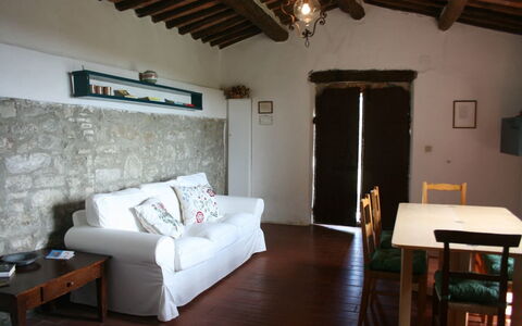 Agriturismo Bevignano: Zimmer, Eigentum, Möbel, Gebäude, Interior Design, Haus, Wand, Wohnzimmer, Fussboden, Grundeigentum