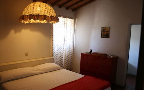 Agriturismo Bevignano: Zimmer, Schlafzimmer, Möbel, Lampenschirm, Bett, Eigentum, Beleuchtung Zubehör, Beleuchtung, Interior Design, Gebäude