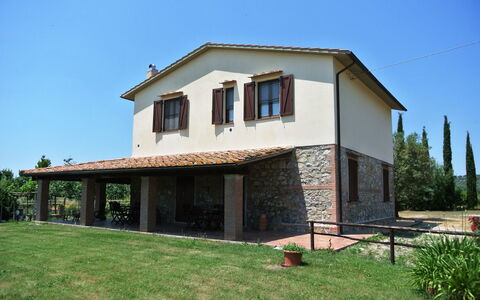 Nonno Tobia: Himmel, Pflanze, Gebäude, Fenster, Holz, Haus, Grundstueck, Baum, Schatten, Hütte