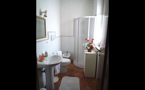 Nonno Tobia: Zimmer, Weiss, Eigentum, Badezimmer, Interior Design, Haus, Möbel, Gebäude, Fussboden, Sinken