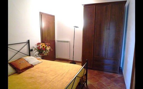 Nonno Tobia: Zimmer, Schlafzimmer, Möbel, Eigentum, Bett, Bettrahmen, Bettdecke, Gebäude, Interior Design, Fussboden