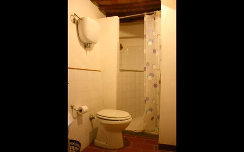 San Eusebio: Badezimmer, Eigentum, Zimmer, Toilette, Armatur, Toilleten Sitz, Bidet, Bad Sink, Wand, Die Architektur