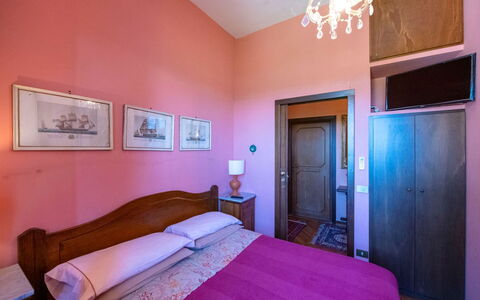 Casa Grion: Wand, Interior Design, Fussboden, Schlafzimmer, Tür, Rosa, Bett, Wohnung, Bettdecke, Bettrahmen