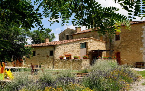 Pieve di Sant Ippolito: Pflanze, Gebäude, Himmel, Fenster, Haus, Baum, Vegetation, Grundstueck, Gras, Biome