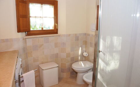 Pieve di Sant Ippolito: Badezimmer, Eigentum, Zimmer, Fliese, Fussboden, Wand, Interior Design, Grundeigentum, Haus, Gebäude