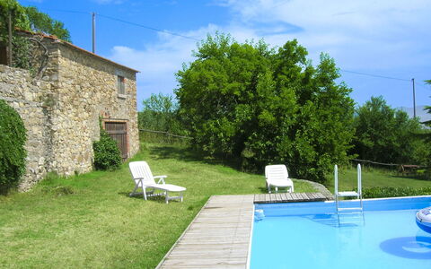 Casa Rossa: Schwimmbad, Möbel, Bauernhaus, Hütte, Garten, Stuhl, Hinterhof, Gartenmöbel, Schatten, Estate