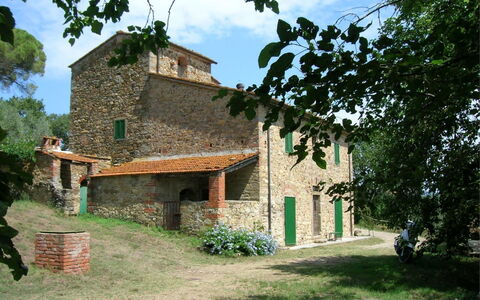 Casa Rossa: Pflanze, Himmel, Gebäude, Fenster, Wolke, Baum, Grundstueck, Haus, Dachdecken, Hütte