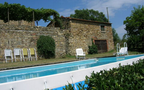 Casa Rossa: Wasser, Pflanze, Himmel, Möbel, Wolke, Gebäude, Fenster, Schwimmbad, Azurblau, Stuhl