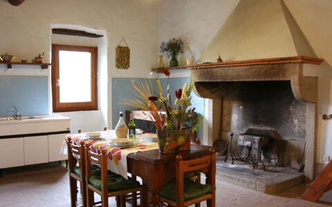 Casa Rossa: Zimmer, Eigentum, Möbel, Interior Design, Gebäude, Decke, Haus, Fussboden, Wohnzimmer, Tabelle