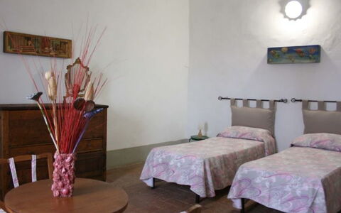 Casa Rossa: Zimmer, Möbel, Eigentum, Schlafzimmer, Bett, Interior Design, Tabelle, Fussboden, Haus, Gebäude