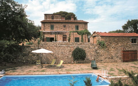 Casa Rossa: Wasser, Pflanze, Wolke, Himmel, Gebäude, Natur, Baum, Schwimmbad, Fenster, Wohngebiet