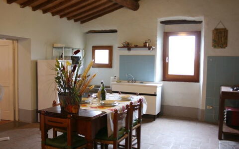 Casa Rossa: Zimmer, Gebäude, Eigentum, Decke, Möbel, Interior Design, Haus, Fussboden, Tabelle, Grundeigentum