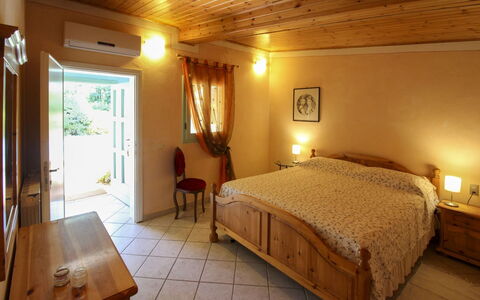 Pagliazzone: Möbel, Decke, Flooring, Interior Design, Fussboden, Bett, Zimmer, Stuhl, Schlafzimmer, Resort
