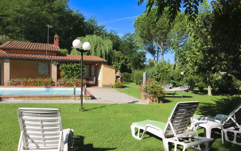 Pagliazzone: Schwimmbad, Gartenmöbel, Resort, Hinterhof, Rasen, Garten, Garten, Schatten, Estate, Eco Hotel