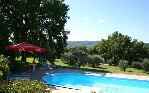 Casa Felice: Wasser, Pflanze, Himmel, Eigentum, Schwimmbad, Wolke, Baum, Schatten, Gartenmöbel, Gras