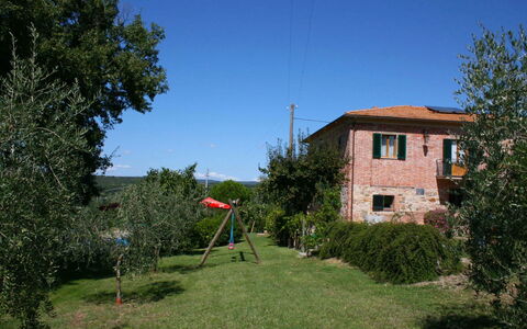 Casa Felice: Pflanze, Himmel, Fenster, Baum, Grundstueck, Vegetation, Steigung, Gebäude, Haus, Gras