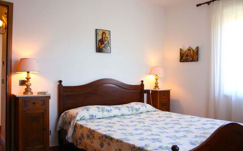 Casa Felice: Schlafzimmer, Bett, Zimmer, Möbel, Eigentum, Bettdecke, Bettrahmen, Fussboden, Wand, Hartholz