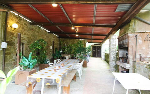 Casale Aiola: Tabelle, Pflanze, Möbel, Eigentum, Stuhl, Schatten, Blumentopf, Zimmerpflanze, Holz, Gartenmöbel
