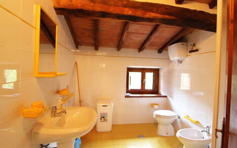 Casale Aiola: Zimmer, Badezimmer, Eigentum, Gebäude, Interior Design, Haus, Decke, Armatur, Die Architektur, Toilette