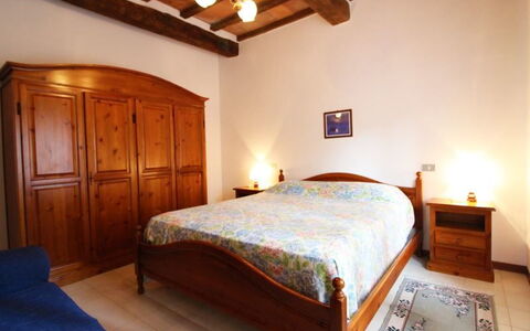 Casale Aiola: Schlafzimmer, Bett, Möbel, Zimmer, Bettdecke, Eigentum, Bettrahmen, Bedding, Interior Design, Decke
