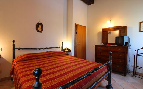 Il Viaggiolo: Schlafzimmer, Bett, Zimmer, Möbel, Eigentum, Bettrahmen, Bettdecke, Gebäude, Fussboden, Haus