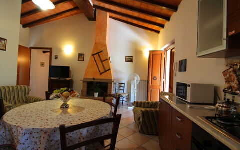 Il Viaggiolo: Eigentum, Zimmer, Gebäude, Countertop, Interior Design, Möbel, Haus, Grundeigentum, Küche, Fussboden