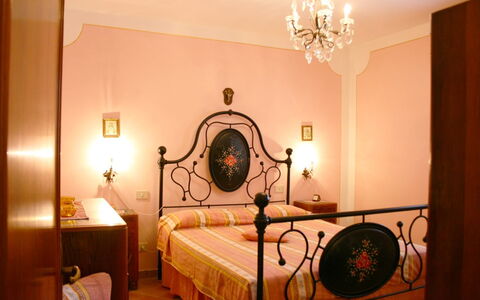 Podere San Bono: Zimmer, Eigentum, Schlafzimmer, Bett, Möbel, Interior Design, Suite, Gebäude, Bettdecke, Boutique Hotel
