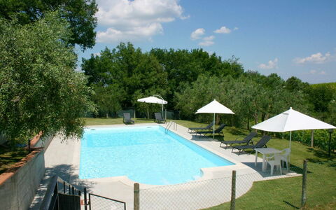 Podere San Bono: Wasser, Eigentum, Wolke, Himmel, Schwimmbad, Pflanze, Azurblau, Schatten, Baum, Gartenmöbel