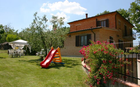 Podere San Bono: Pflanze, Himmel, Blume, Gebäude, Eigentum, Fenster, Wolke, Zelt, Haus, Baum