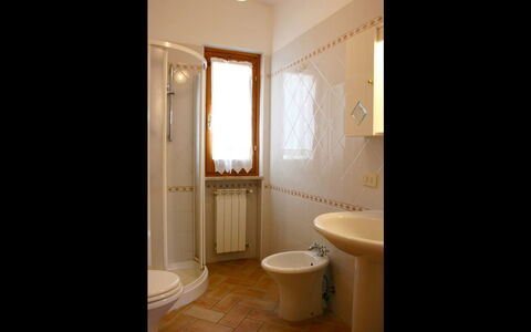 Podere San Bono: Badezimmer, Zimmer, Eigentum, Fussboden, Interior Design, Gebäude, Haus, Fliese, Armatur, Wand