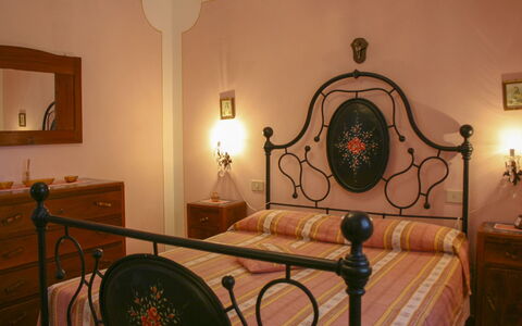 Podere San Bono: Möbel, Schlafzimmer, Interior Design, Beleuchtung, Bett, Bedding, Flooring, Bettdecke, Fussboden, Bettrahmen