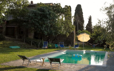 Olivo: Wasser, Pflanze, Himmel, Grün, Schwimmbad, Baum, Schatten, Gartenmöbel, Gras, Gebäude