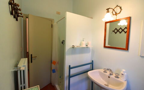 Olivo: Sinken, Zapfhahn, Eigentum, Armatur, Spiegel, Bad Sink, Bilderrahmen, Badezimmer, Interior Design, Gebäude