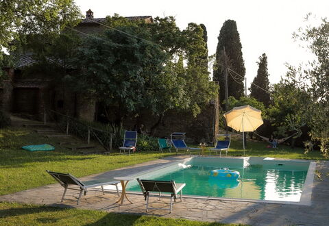 Olivo: Wasser, Pflanze, Himmel, Grün, Schwimmbad, Baum, Schatten, Gartenmöbel, Gras, Gebäude