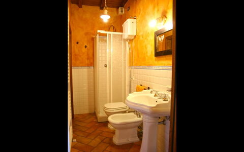 Torre di Vignale: Badezimmer, Zimmer, Eigentum, Beleuchtung, Interior Design, Gebäude, Haus, Armatur, Badezimmerschrank, Grundeigentum