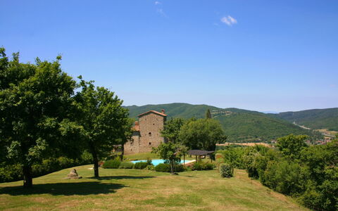 Torre di Vignale: Himmel, Pflanze, Azurblau, Natürliche Landschaft, Grundstueck, Baum, Gras, Vegetation, Berg, Haus